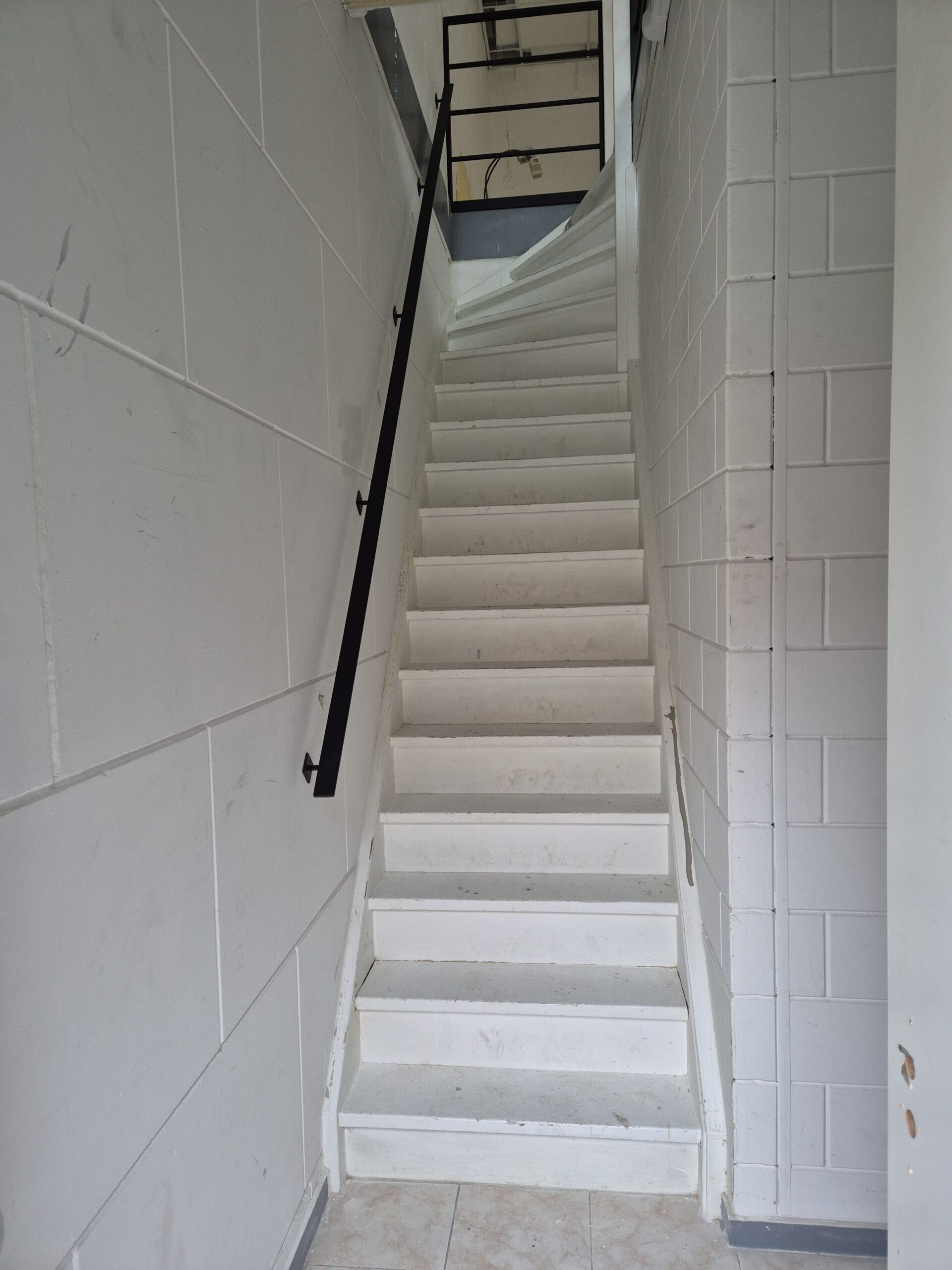 Traprenovaties 6 Wit geschilderde vieze trap voor renovatie