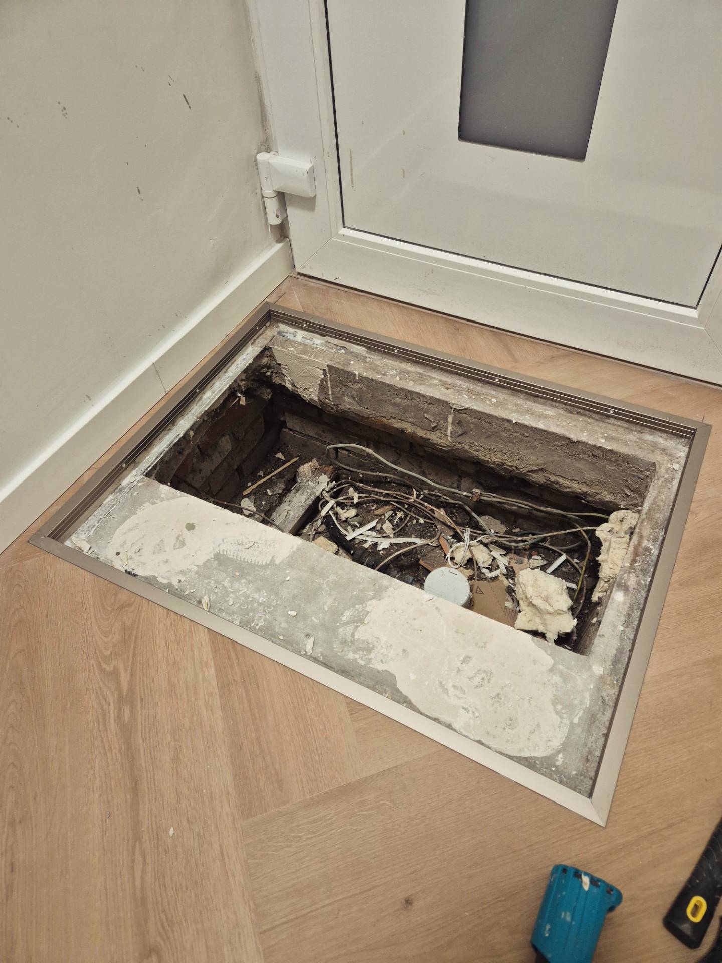 Kruipruimte afwerking met aluminium profielen lang klik PVC vloer