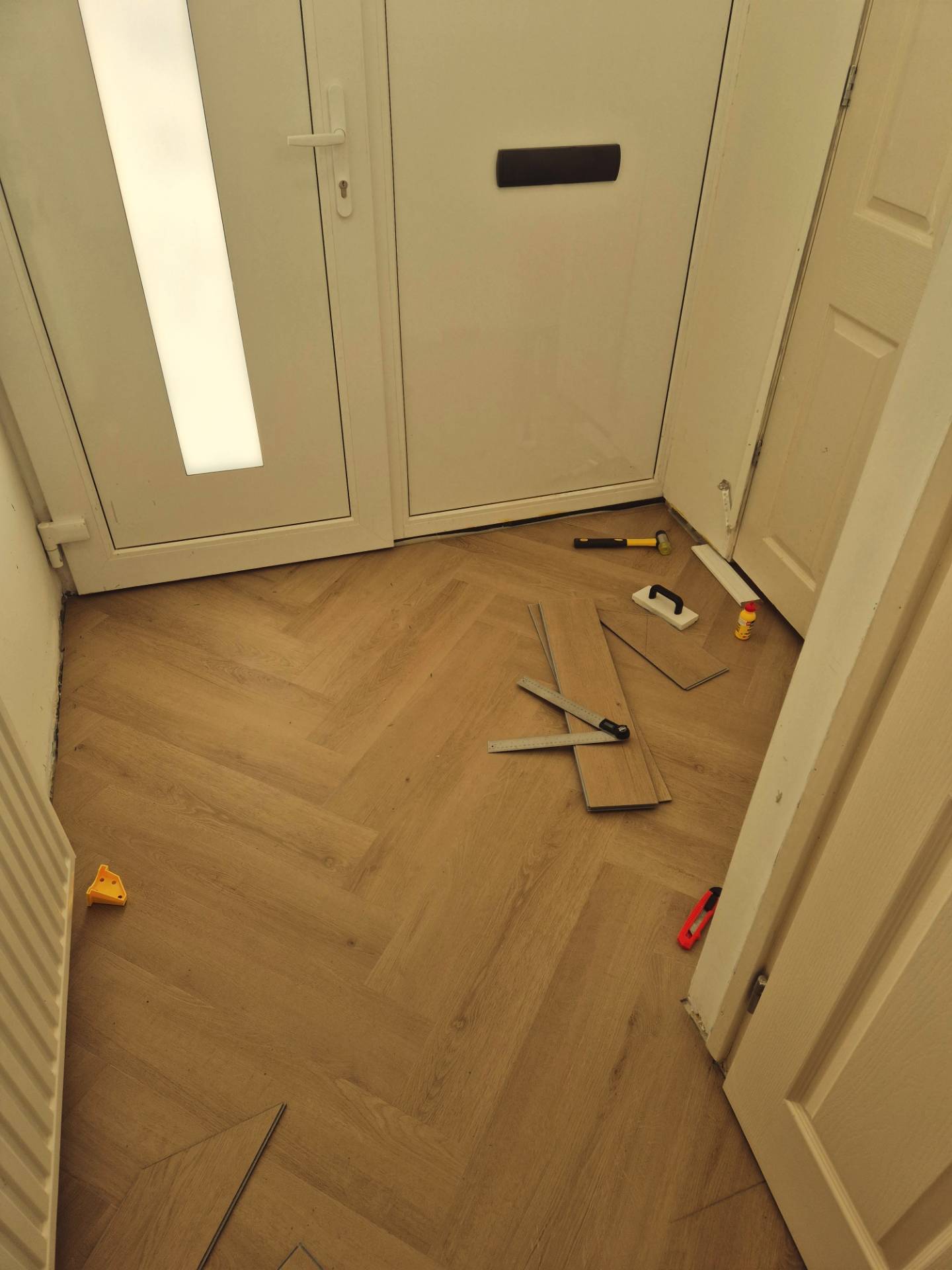 Taupe kleurige klik PVC visgraat vloer gelegd in entree woning