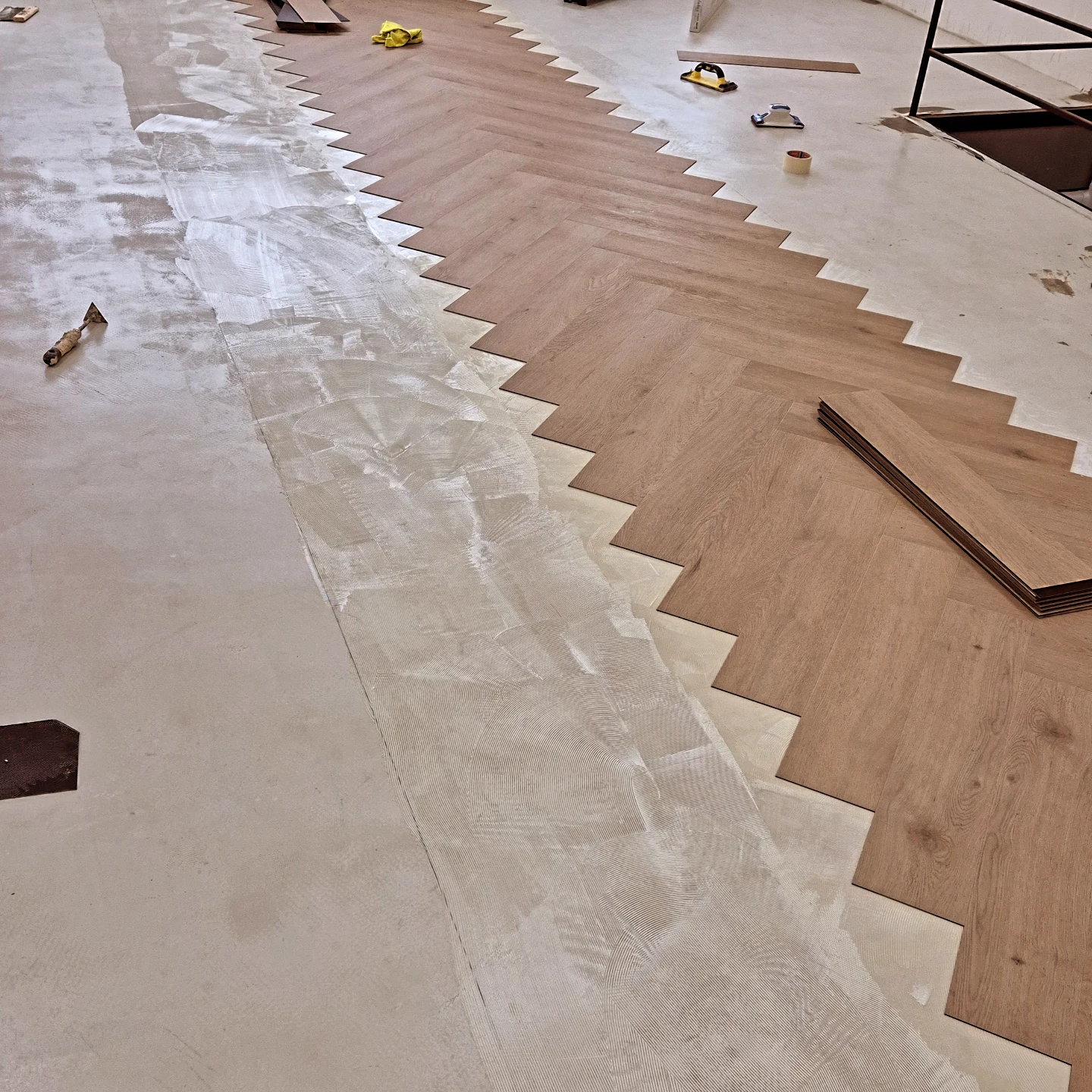 Plakken PVC eikenhouten look in loods in Alkmaar