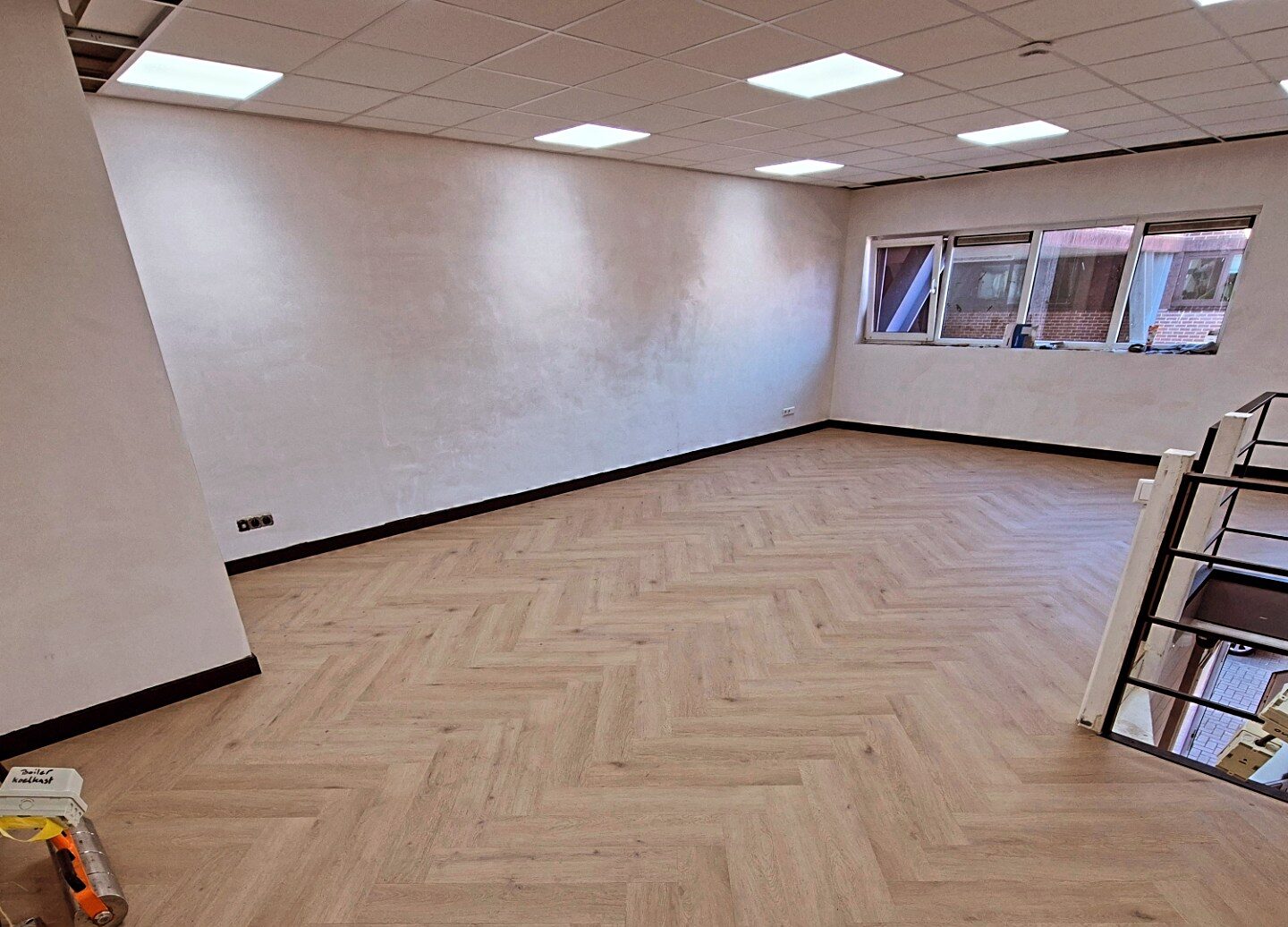Plinten 3 Visgraat PVC vloer met zwarte hoge plinten